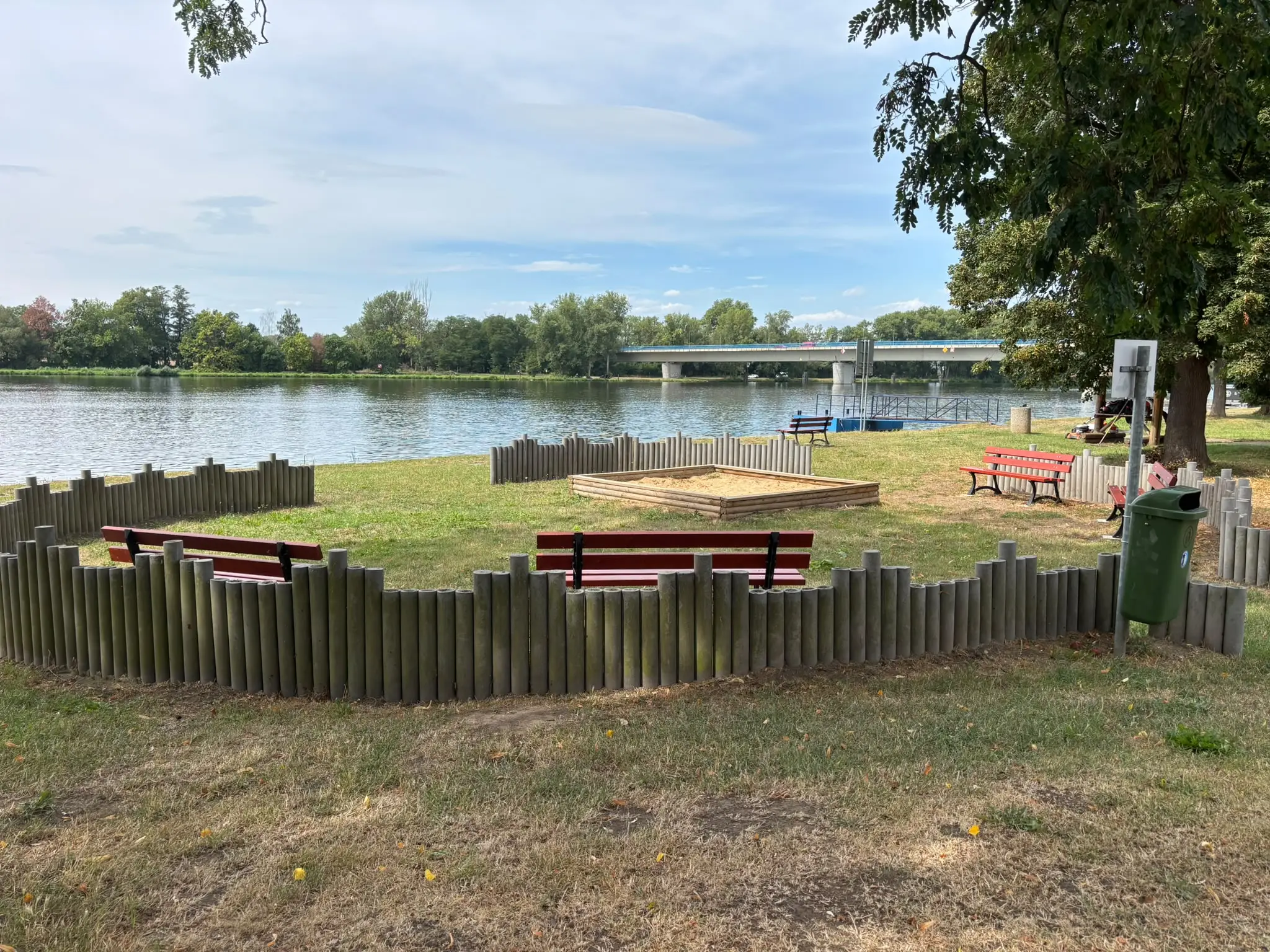 Dnešní park na nábřeží s mostem přes Labe